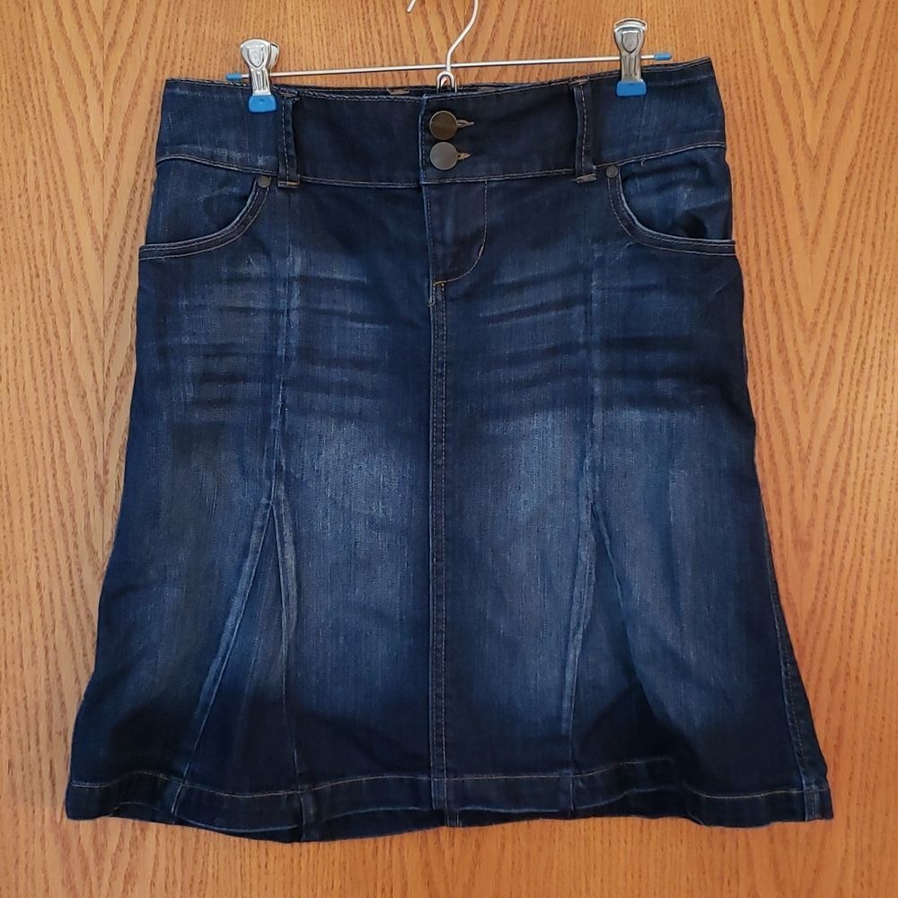 EUC Maurices Dark Blue Distressed Denim Skirt Sz 3/4